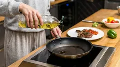 Näin vältät öljyroiskeet paistaessa: yksinkertainen keittiövinkki, jonka harva tietää